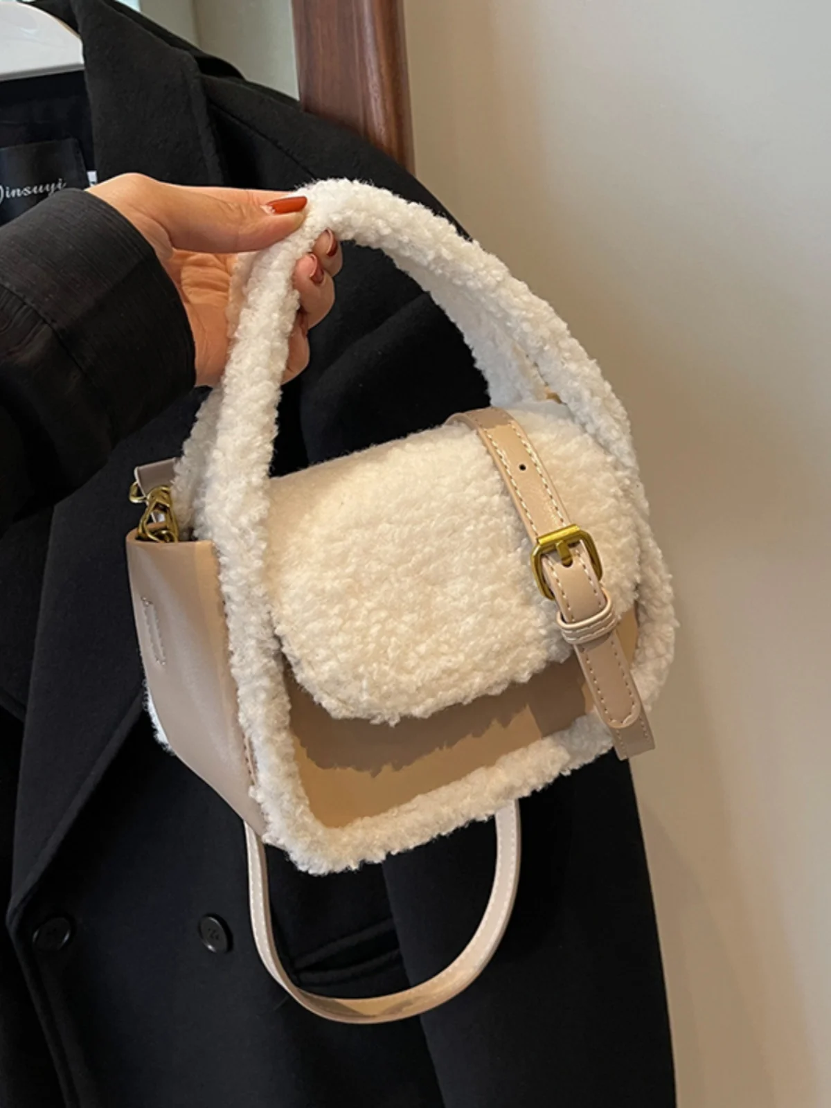 Popular Plush Splicing Bag Women's 2023 New Autumn/Winter Crossbody Bag Mini Bag Handheld Square Bag
Popular Plush Splicing Bag Women's 2023 New Autumn/Winter Crossbody Bag Mini Bag Handheld Square Bag