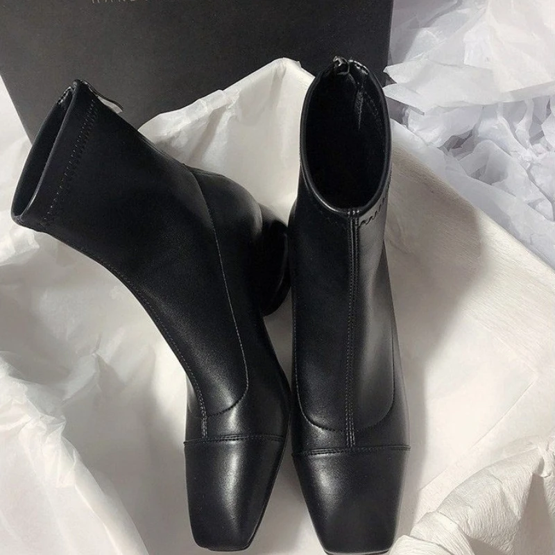 Классические ботильоны, женские осенне-зимние новые французские маленькие ботинки, модные темпераментные полые ботинки в стиле ретро Joker.
Классические ботильоны, женские осенне-зимние новые французские маленькие ботинки, модные темпераментные полые ботинки в стиле ретро Joker.