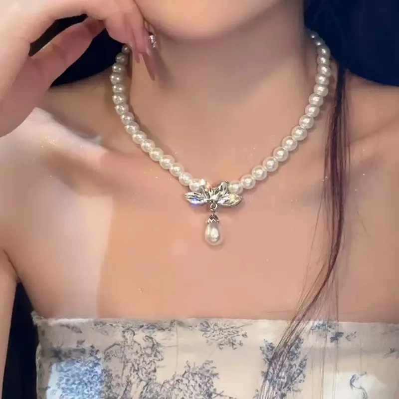 Women's Light Luxury High-End Elegant Clavicle Chain with Exquisite Petal Pendant & Pearl Pendant, Baroque Jewelry Necklace
Women's Light Luxury High-End Elegant Clavicle Chain with Exquisite Petal Pendant & Pearl Pendant, Baroque Jewelry Necklace