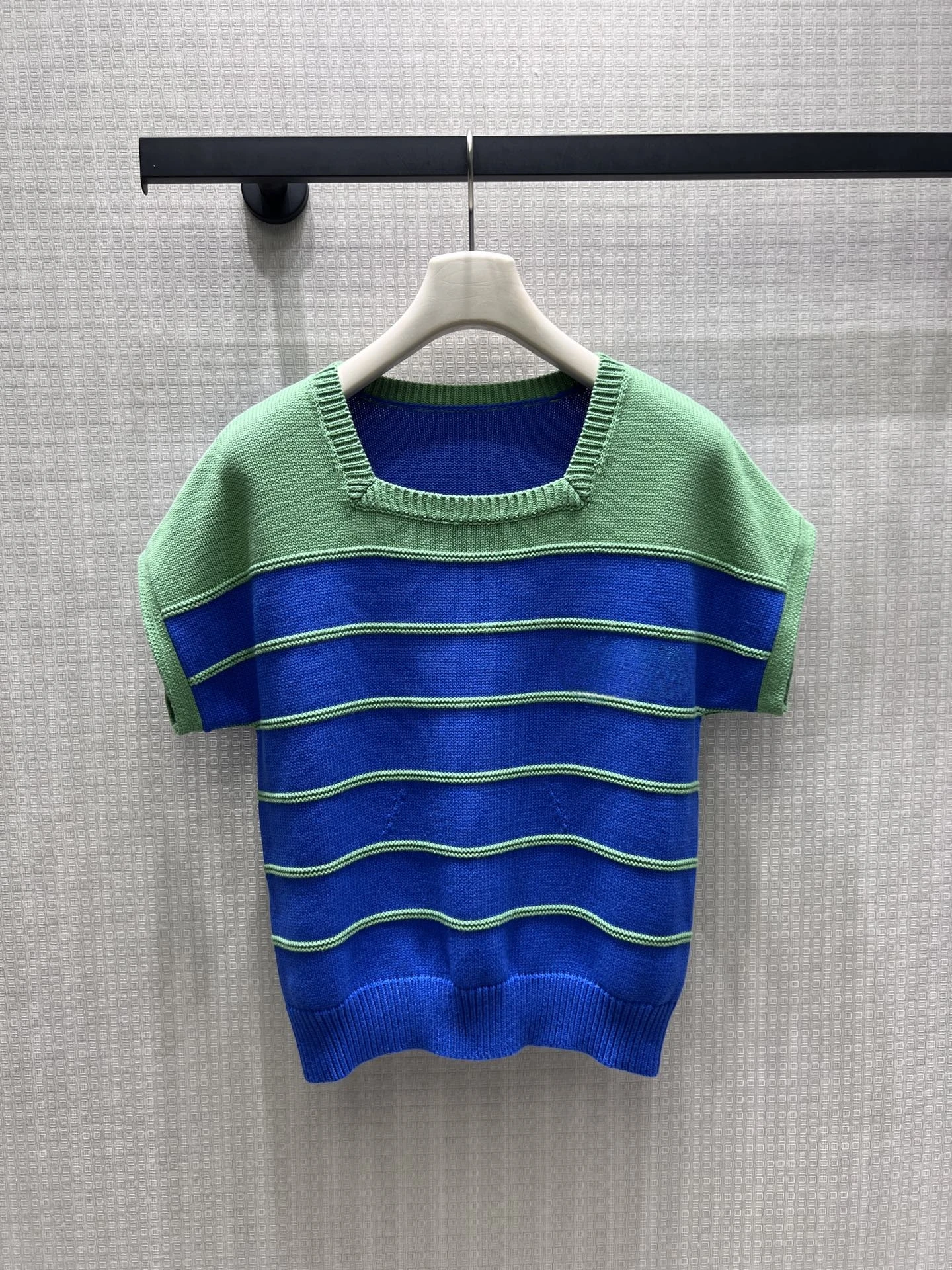 Elegant Green Striped Short Sleeve round Neck Knitted Sweater Women's Fashion Versatile Slimming High Quality Cotton Knitwear
Elegant Green Striped Short Sleeve round Neck Knitted Sweater Women's Fashion Versatile Slimming High Quality Cotton Knitwear