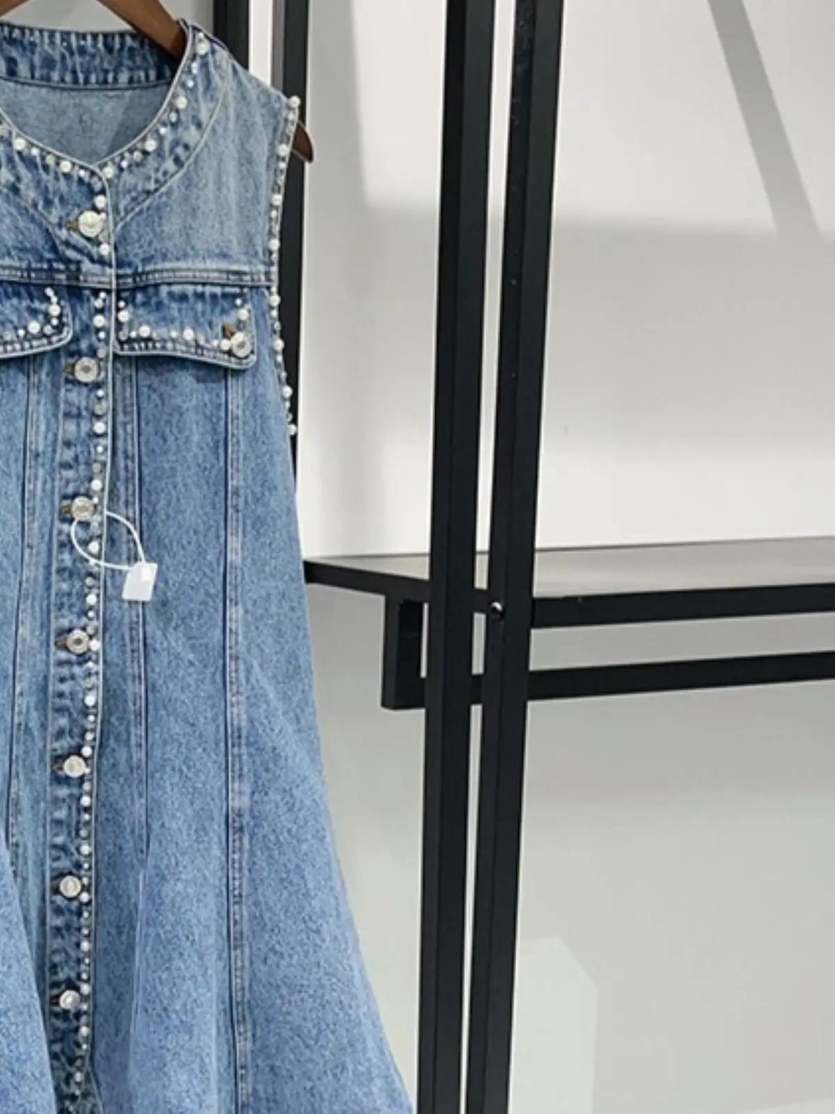 Spring/Summer Women O-Neck Sleeveless Rhinestone Denim Dress Pleated High Waist A-line Single Breasted Fashion Mini Dress
Spring/Summer Women O-Neck Sleeveless Rhinestone Denim Dress Pleated High Waist A-line Single Breasted Fashion Mini Dress