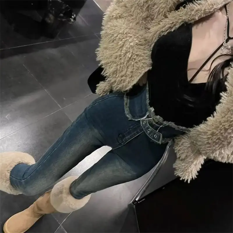 Женские облегающие джинсы с высокой талией на флисовой подкладке, новинка зимы 2025 года, эластичные теплые узкие брюки-карандаш
Женские облегающие джинсы с высокой талией на флисовой подкладке, новинка зимы 2025 года, эластичные теплые узкие брюки-карандаш