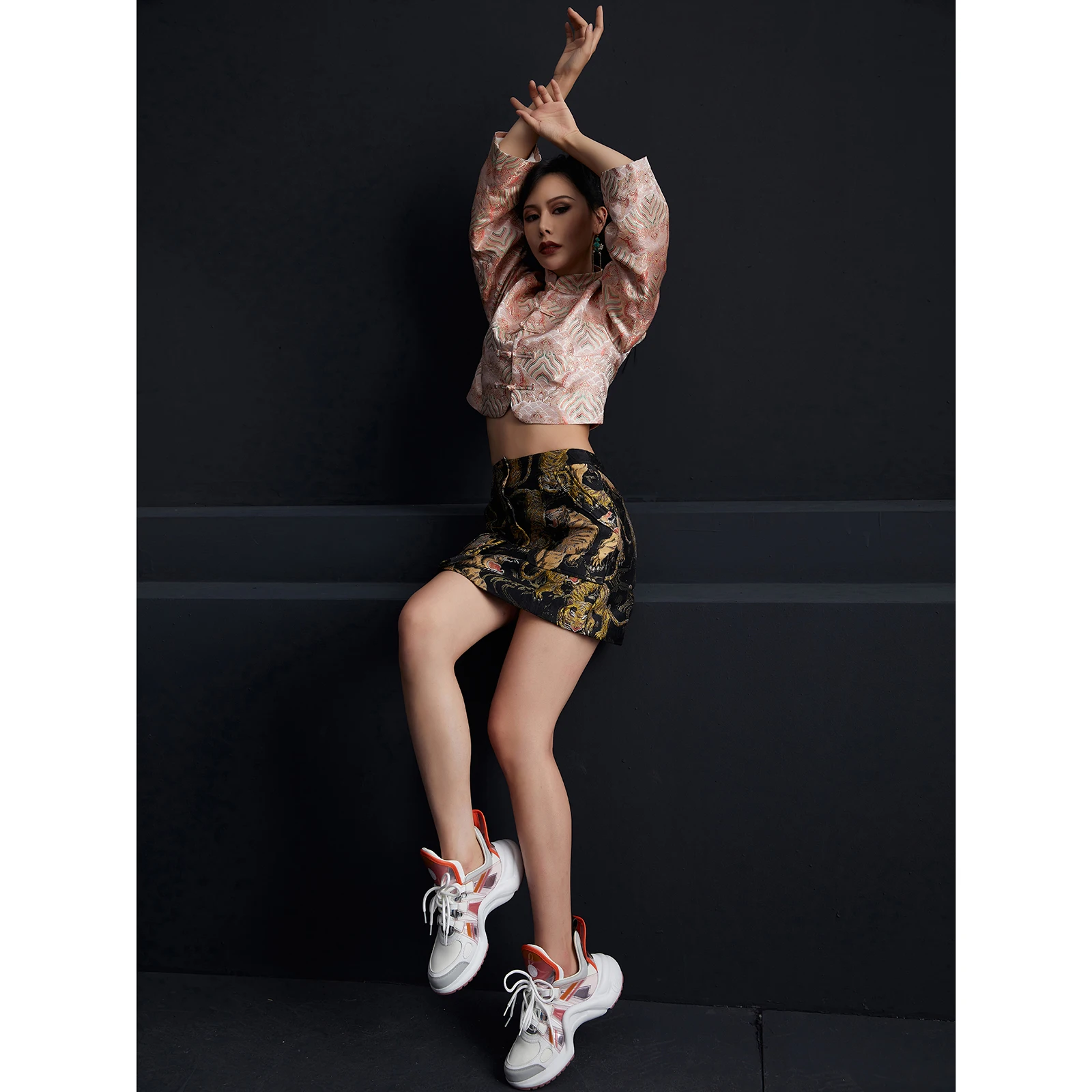 New 2024 Chinese Sle ort Jaet Embroidered Collar Cotton Top for Young Women Traditional National Faion Button up irt
New 2024 Chinese Sle ort Jaet Embroidered Collar Cotton Top for Young Women Traditional National Faion Button up irt