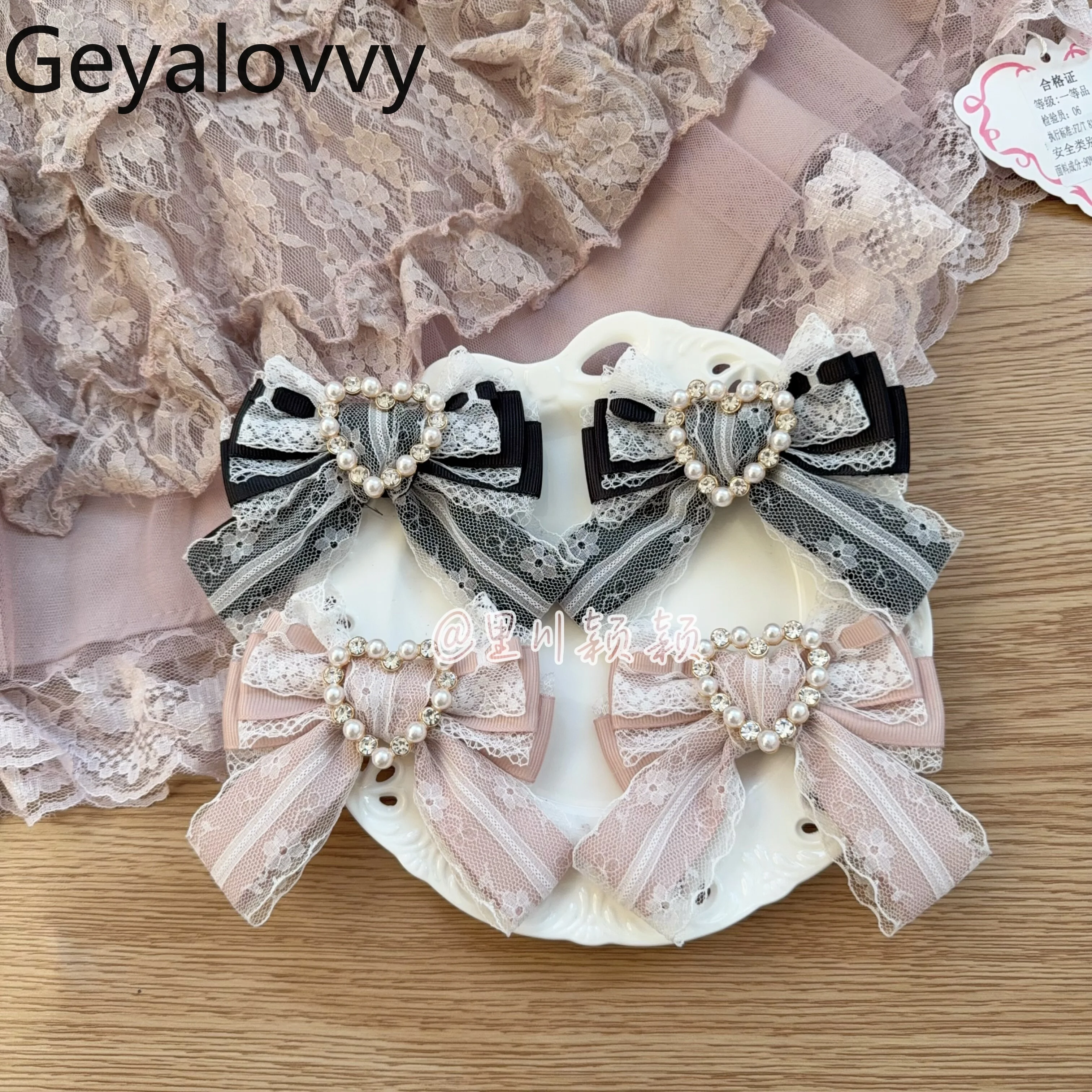 Новые заколки для волос в стиле Лолита с кружевом, стразами и бантом в форме сердца, универсальные боковые зажимы, милые и очаровательные женские аксессуары для волос
Новые заколки для волос в стиле Лолита с кружевом, стразами и бантом в форме сердца, универсальные боковые зажимы, милые и очаровательные женские аксессуары для волос