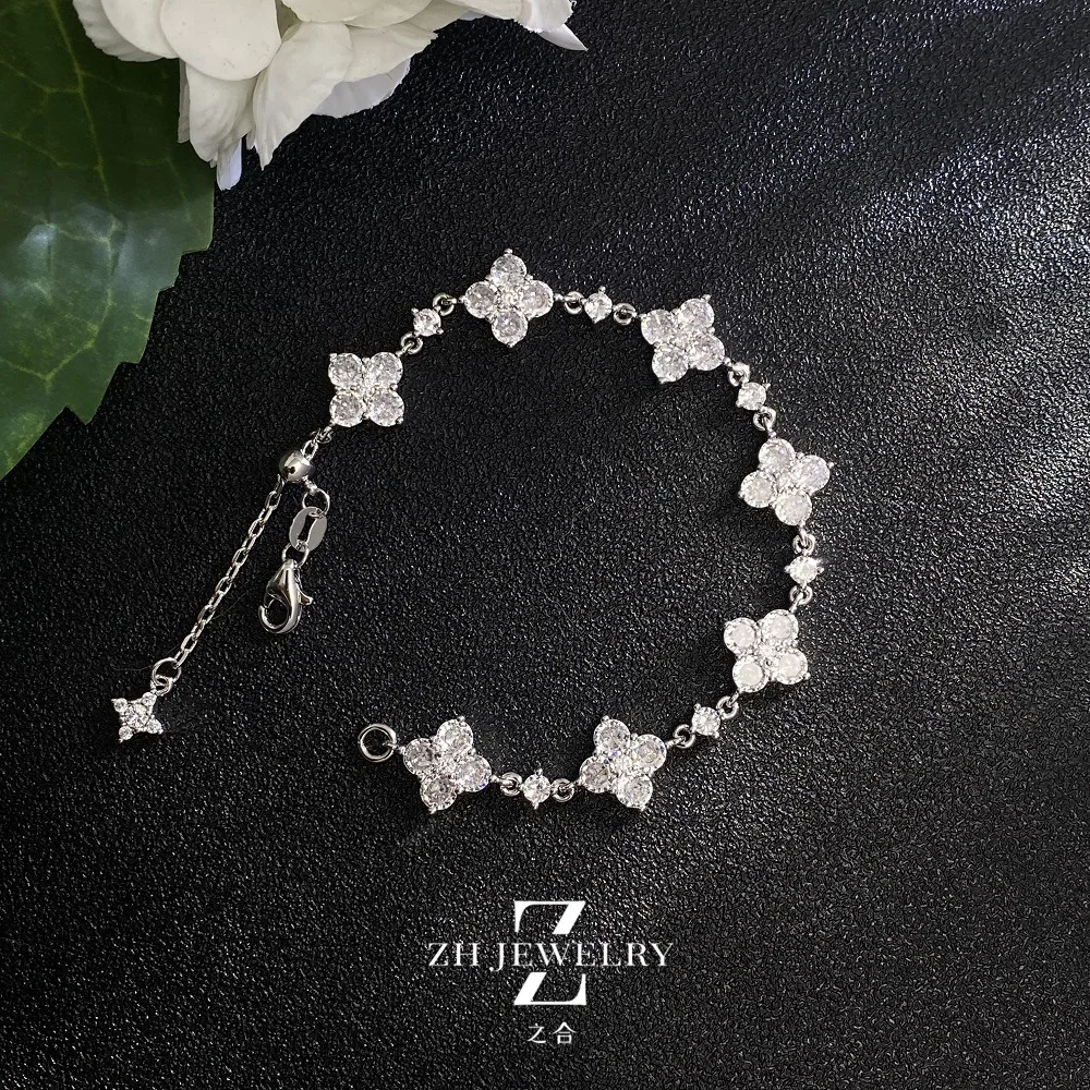 Four-leaf clover fringed bubble diamond bracelet light luxury high-end exquisite niche design ins bracelet
Four-leaf clover fringed bubble diamond bracelet light luxury high-end exquisite niche design ins bracelet