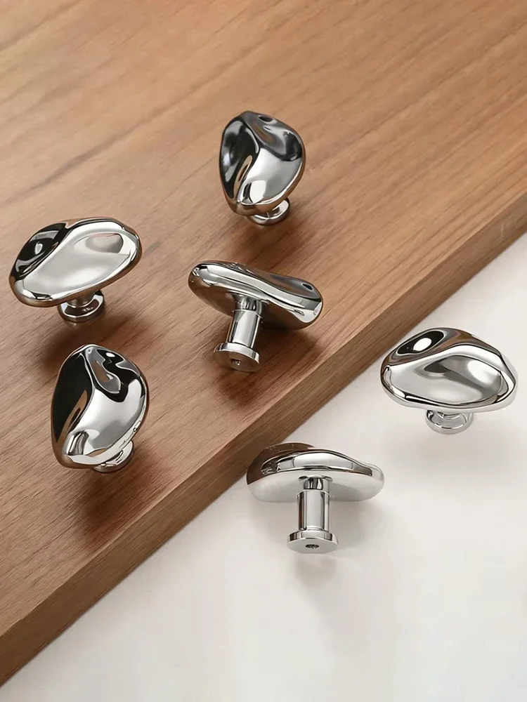 Light Luxury Bright Silver Handle Modern Minimalist Wardrobe Drawer Pulls New Chinese Style Furniture Single Hole Cabinet Handle
Light Luxury Bright Silver Handle Modern Minimalist Wardrobe Drawer Pulls New Chinese Style Furniture Single Hole Cabinet Handle