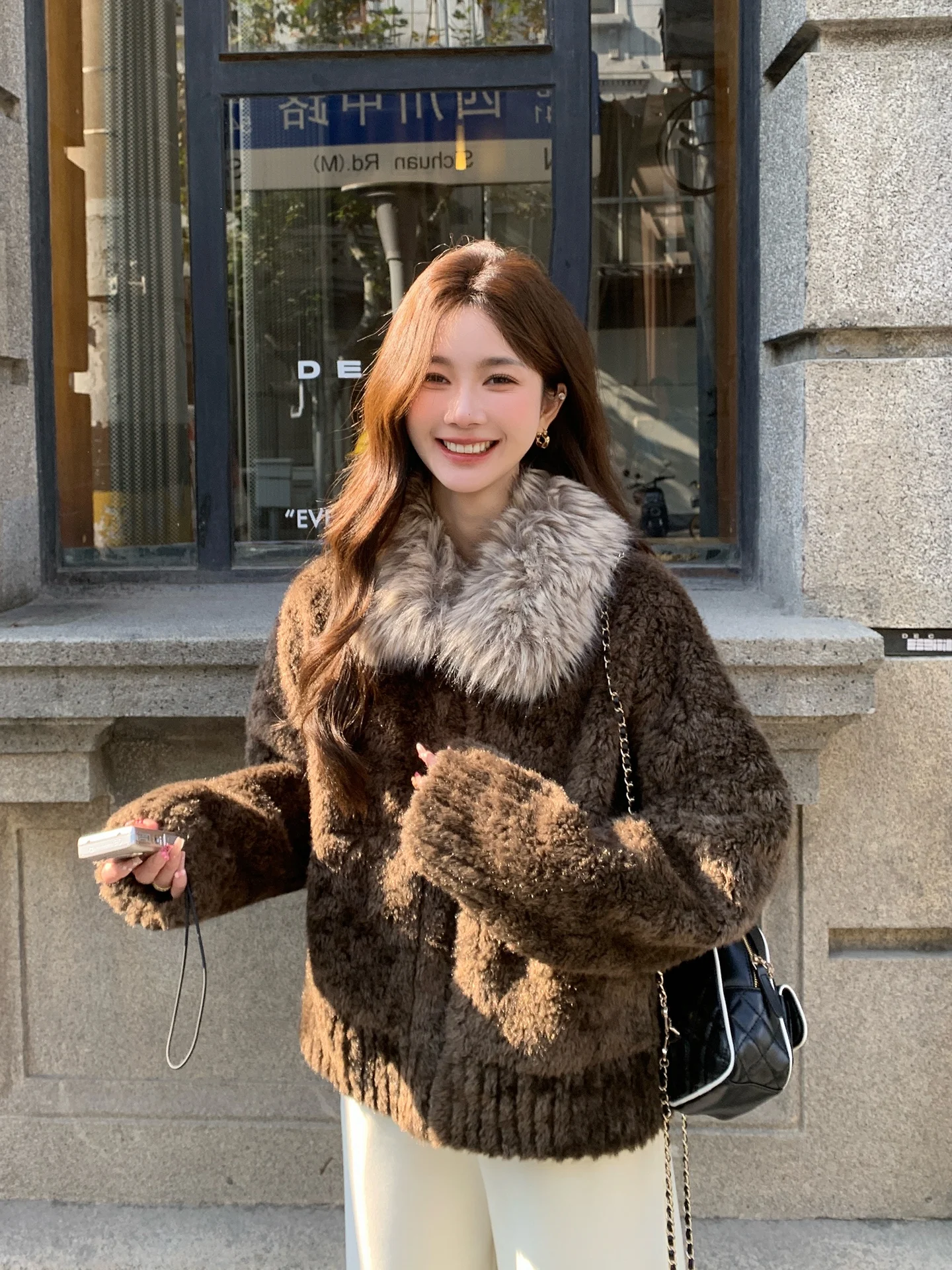 Зимнее женское пальто из искусственного меха под овчину с отстегивающимся воротником, свободного кроя, с длинными рукавами, в корейском стиле, черное, верхняя одежда, коллекция Зима 2025
Зимнее женское пальто из искусственного меха под овчину с отстегивающимся воротником, свободного кроя, с длинными рукавами, в корейском стиле, черное, верхняя одежда, коллекция Зима 2025