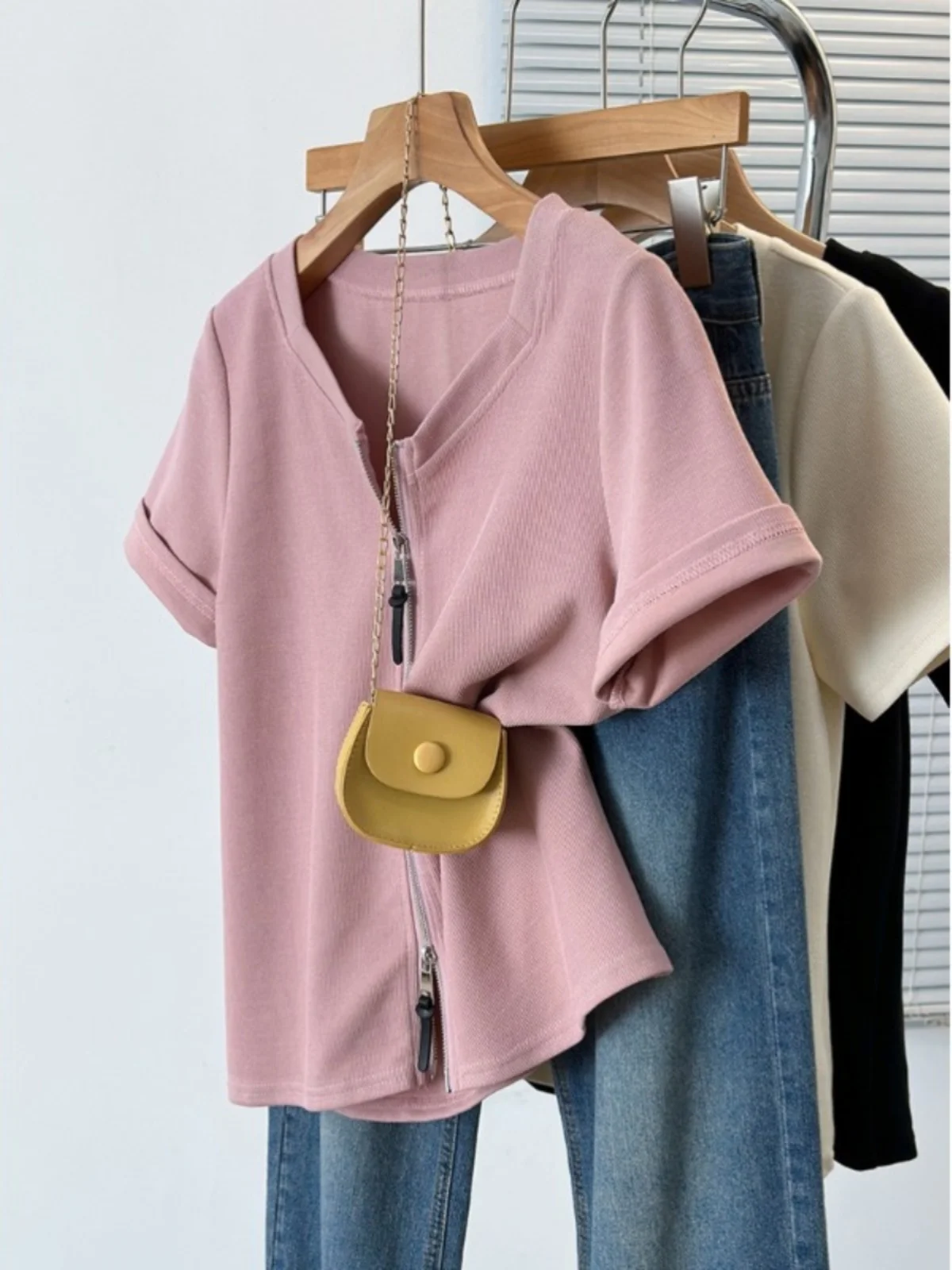 Chic V-neck Short-sleeved T-shirt Women's Summer Large Size Pink Double Zipper Design Casual Comfortable Korean Style Top
Chic V-neck Short-sleeved T-shirt Women's Summer Large Size Pink Double Zipper Design Casual Comfortable Korean Style Top