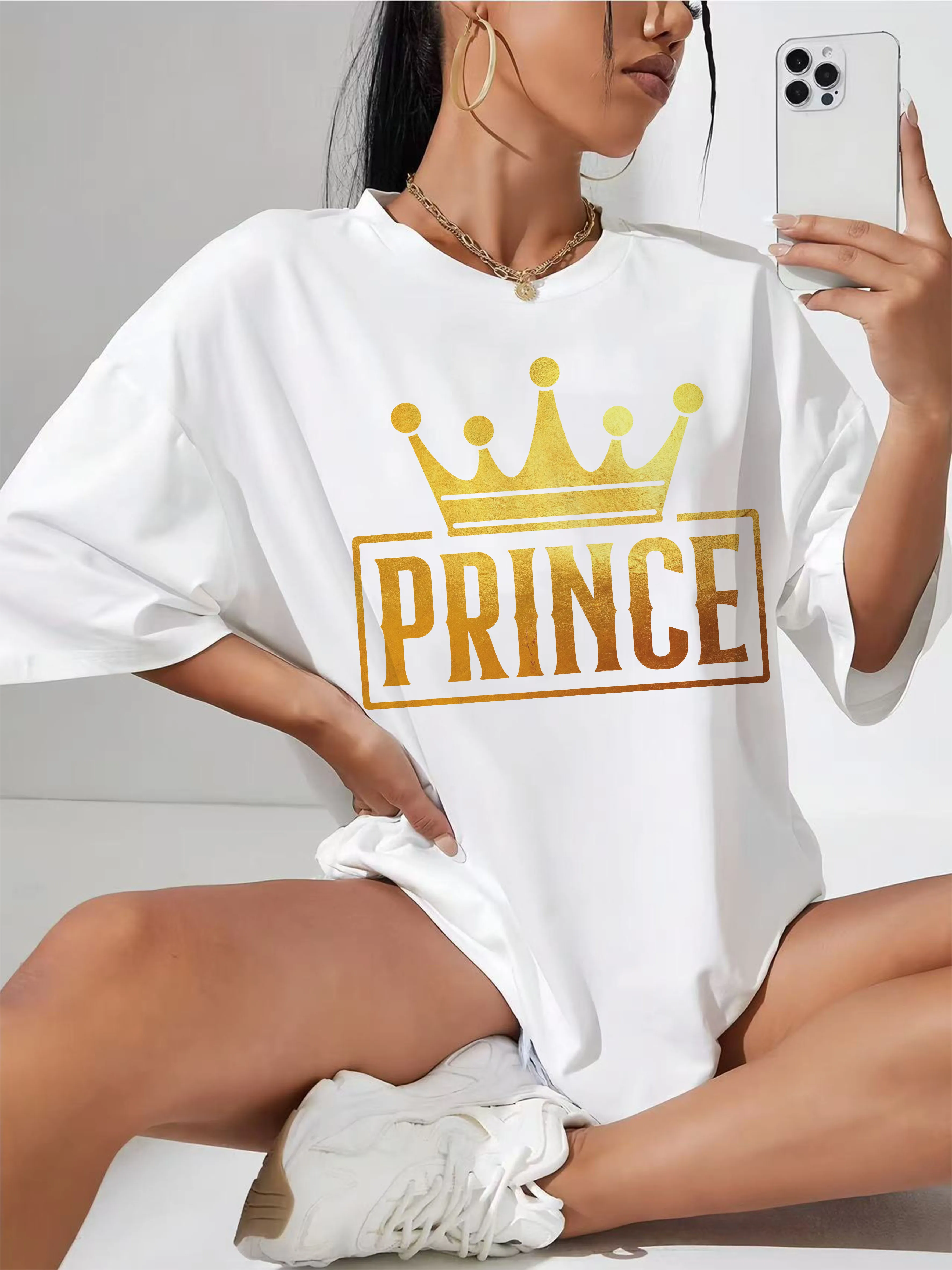 Золотая белая футболка Prince для женщин, свободный крой, модный круглый вырез, отлично подходит для повседневной после беременности
Золотая белая футболка Prince для женщин, свободный крой, модный круглый вырез, отлично подходит для повседневной после беременности