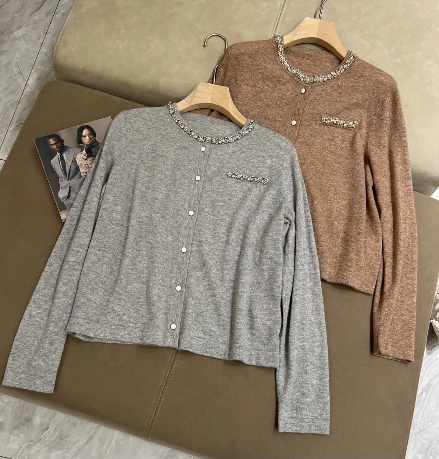 Elegant Silver Silk Cashmere Knitted Cardigan Women's Casual Versatile Top Diamond Decoration Open-Shirt Style Regular Fit
Elegant Silver Silk Cashmere Knitted Cardigan Women's Casual Versatile Top Diamond Decoration Open-Shirt Style Regular Fit