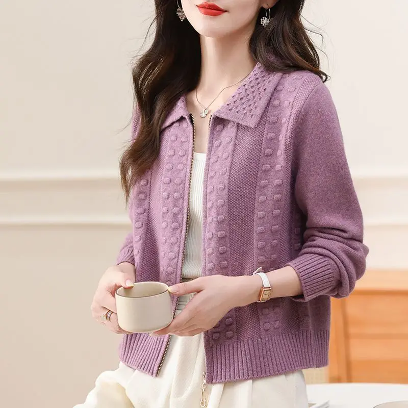 Осенне-зимний женский вязаный кардиган на молнии, новый женский свитер, топы, модная верхняя одежда, модный свитер с лацканами, куртка
Осенне-зимний женский вязаный кардиган на молнии, новый женский свитер, топы, модная верхняя одежда, модный свитер с лацканами, куртка