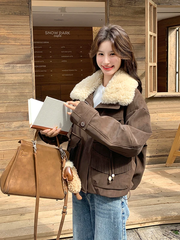 Повседневная женская короткая пуховая куртка с воротником-стойкой и пушистым отворотом в рабочем стиле, верхняя одежда, зима 2025, новый дизайн
Повседневная женская короткая пуховая куртка с воротником-стойкой и пушистым отворотом в рабочем стиле, верхняя одежда, зима 2025, новый дизайн