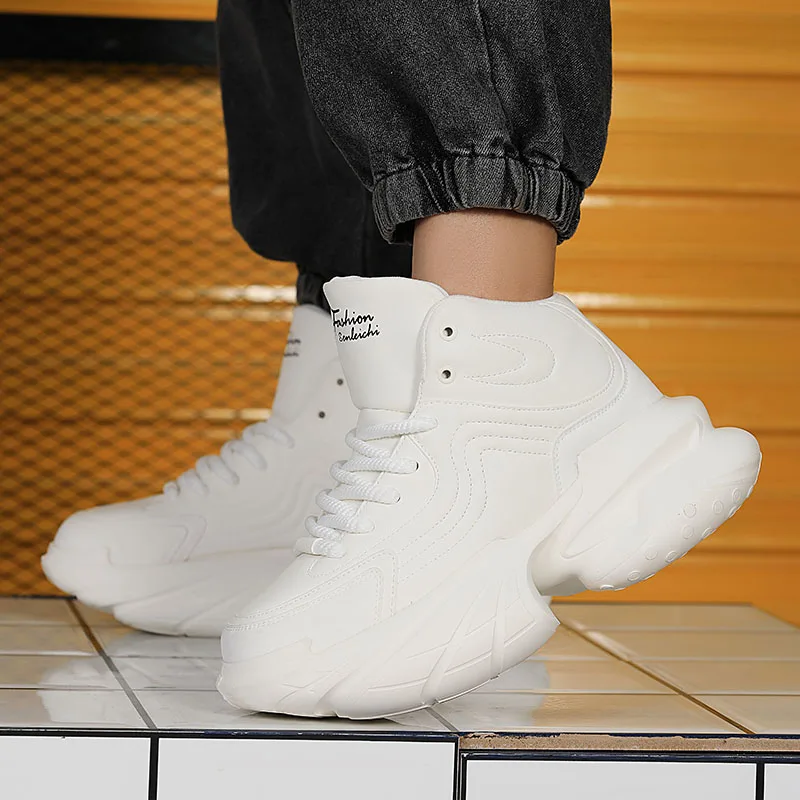 Новые мужские кроссовки на толстой подошве — простые и стильные, подходят для занятий спортом, для Instagram и уличной моды, с эффектом увеличения роста.
Новые мужские кроссовки на толстой подошве — простые и стильные, подходят для занятий спортом, для Instagram и уличной моды, с эффектом увеличения роста.