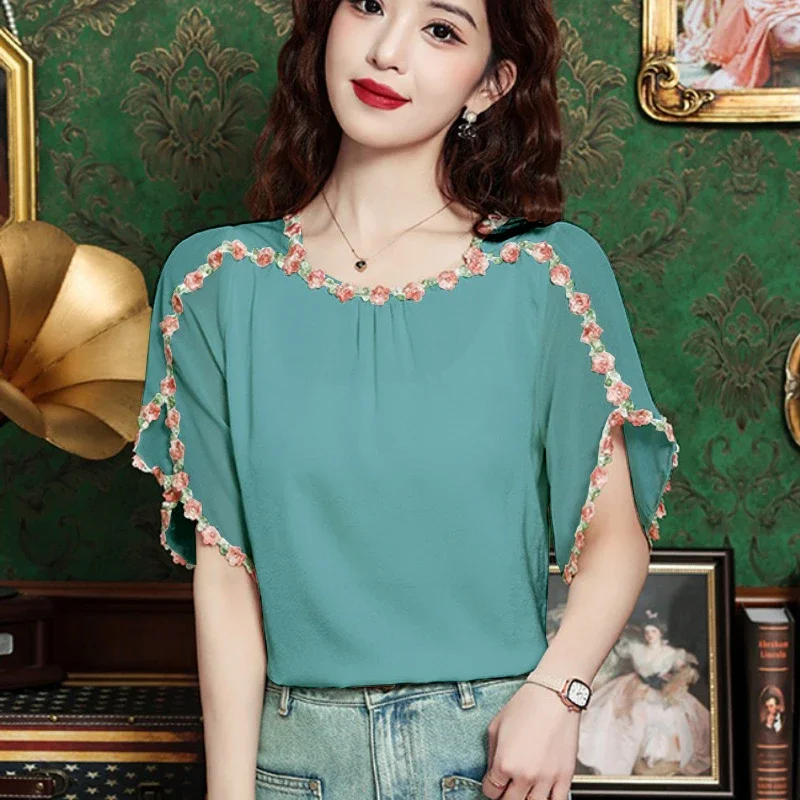 Red Floral Trimmed Blouse for Women Summer Loose Fit Bohemian Style Short Sleeve O Neck Chiffon Top Casual Wear
Red Floral Trimmed Blouse for Women Summer Loose Fit Bohemian Style Short Sleeve O Neck Chiffon Top Casual Wear