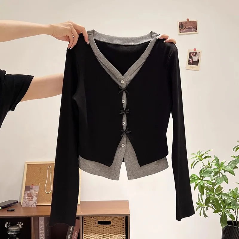 Fashion Design Tops Patchwork Contrast Color Fake Two Piece Cardigan Female Slim 2025 Women's Clothing
Fashion Design Tops Patchwork Contrast Color Fake Two Piece Cardigan Female Slim 2025 Women's Clothing