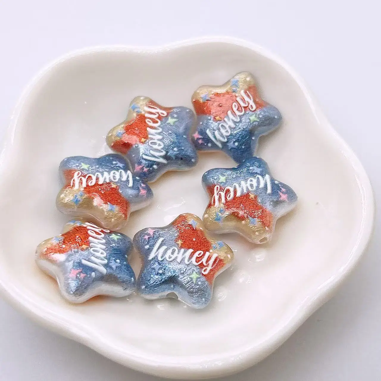 60pcs/lot 20*20mm relief double-sided matte printed letter vertical hole bag five-star diy bag hanging five-pointed star jewelry
60pcs/lot 20*20mm relief double-sided matte printed letter vertical hole bag five-star diy bag hanging five-pointed star jewelry