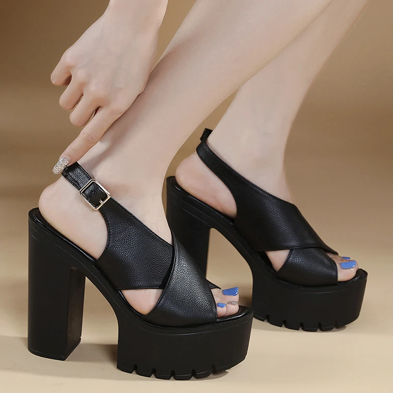 Сандалии женские на платформе 13 см, босоножки из искусственной кожи с пряжкой, на толстом высоком каблуке, с круглым носком, с перекрестными ремешками, черные гладиаторы, на лето 
Сандалии женские на платформе 13 см, босоножки из искусственной кожи с пряжкой, на толстом высоком каблуке, с круглым носком, с перекрестными ремешками, черные гладиаторы, на лето