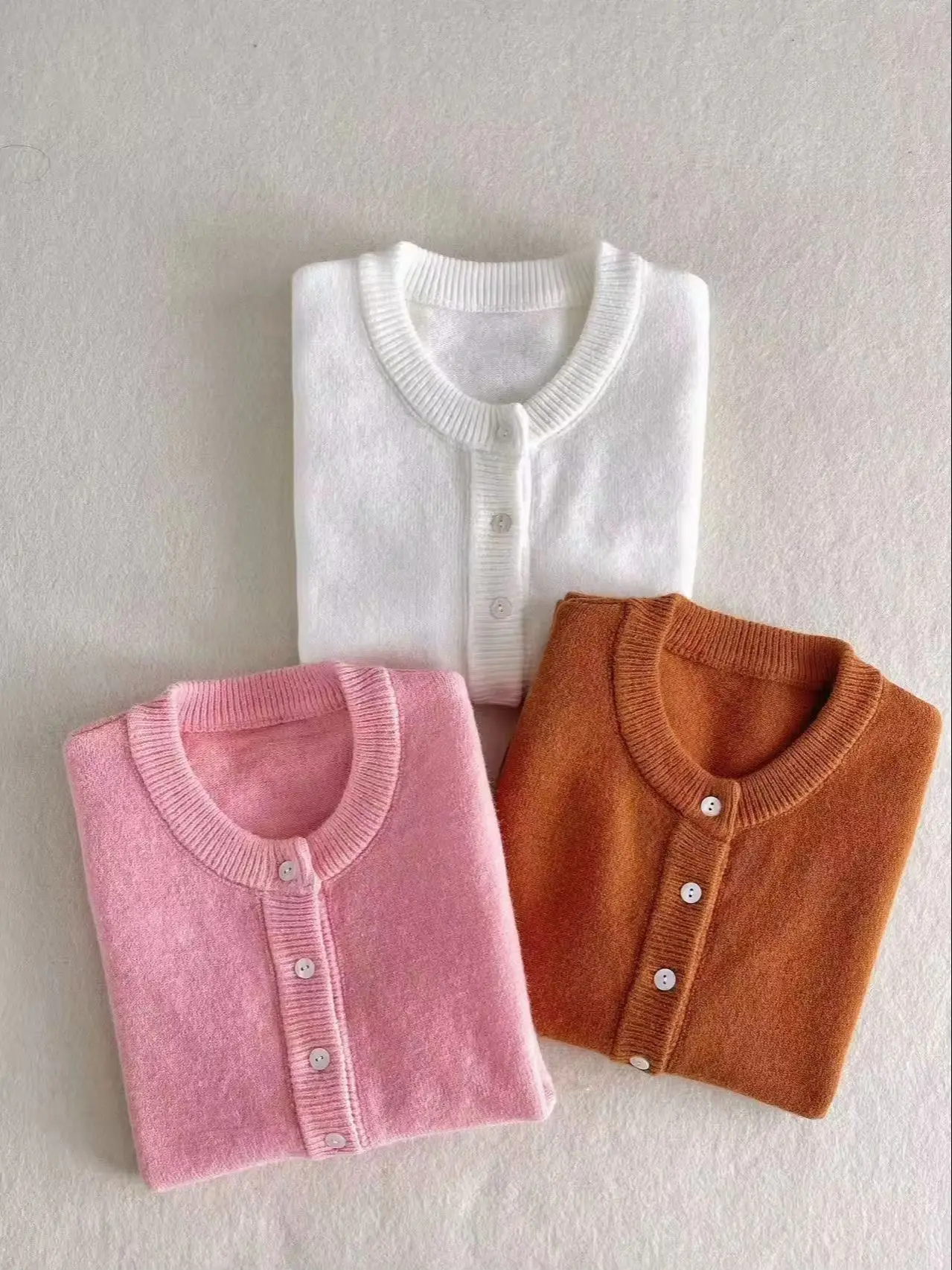 Elegant and minimalist layered women's knit vests, fall/winter women's sleeveless cardigans, and sweaters
Elegant and minimalist layered women's knit vests, fall/winter women's sleeveless cardigans, and sweaters
