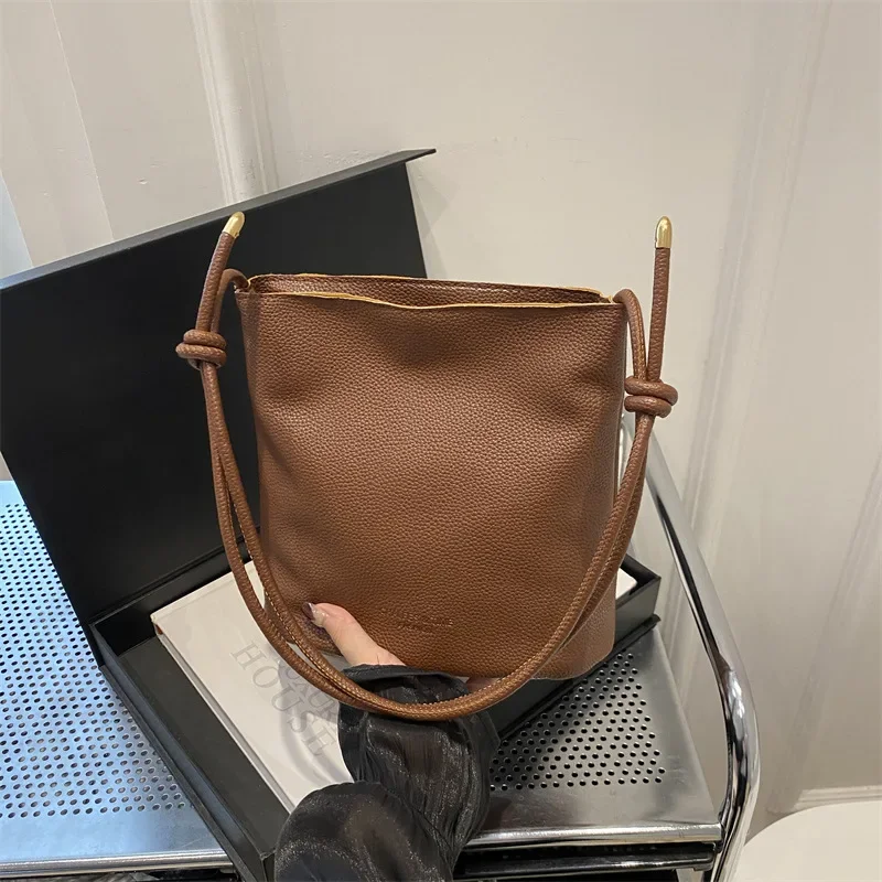 Casual bucket bag Versatile simple commuter shoulder armpit bag Fashion messenger bag
Casual bucket bag Versatile simple commuter shoulder armpit bag Fashion messenger bag