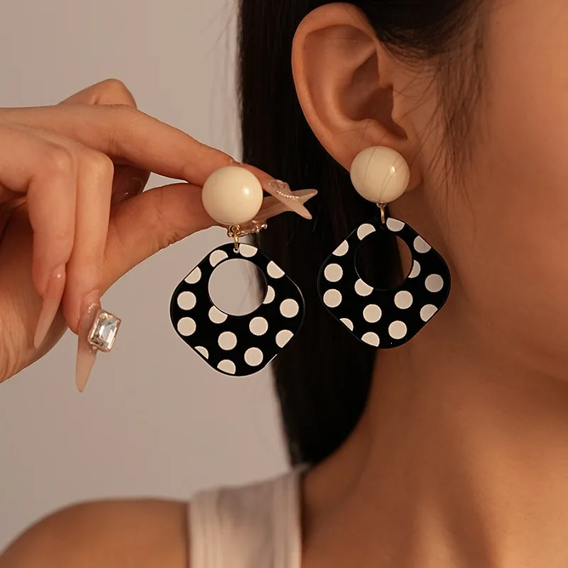 Fashion Acrylic Black and White Polka Dot Pendant Earrings, Elegant Women's Trendy Party High-end Jewelry Accessories Wholesale
Fashion Acrylic Black and White Polka Dot Pendant Earrings, Elegant Women's Trendy Party High-end Jewelry Accessories Wholesale