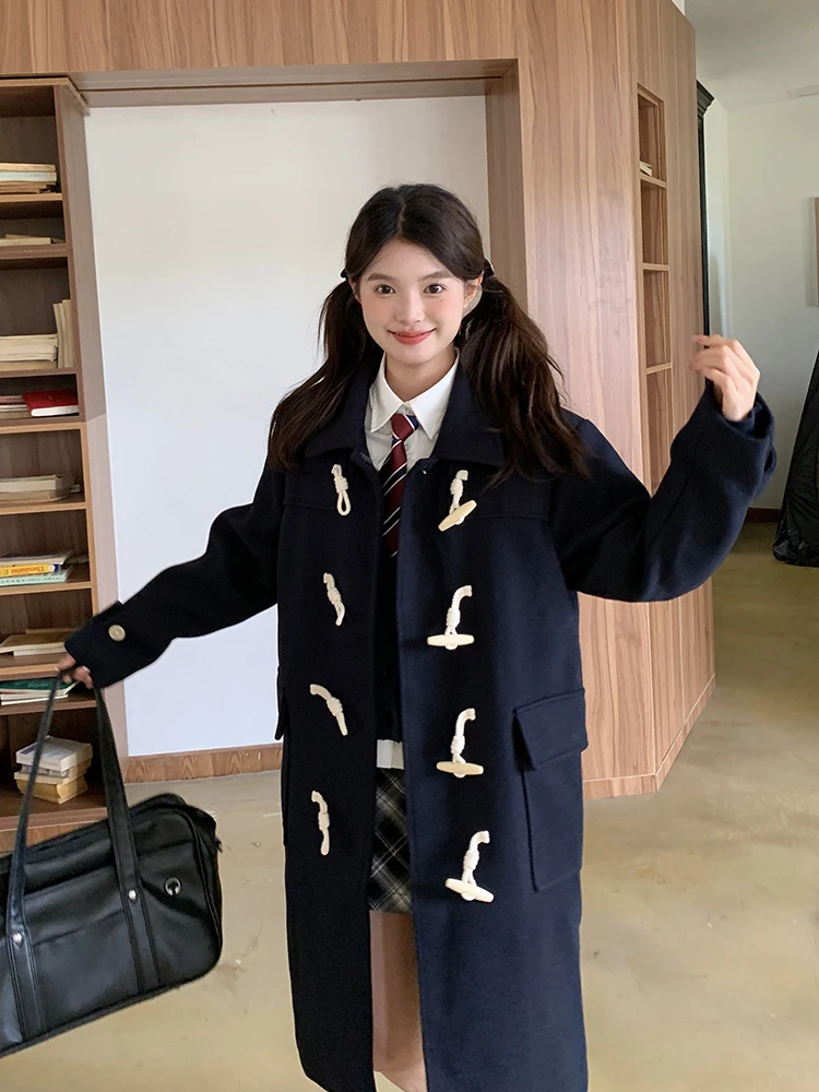 Женское пальто Tokyo Annual Record JK, длинное, с отложным воротником, синее, на пуговицах из бычьего рога, теплое, прямого кроя, из полиэфирного волокна
Женское пальто Tokyo Annual Record JK, длинное, с отложным воротником, синее, на пуговицах из бычьего рога, теплое, прямого кроя, из полиэфирного волокна