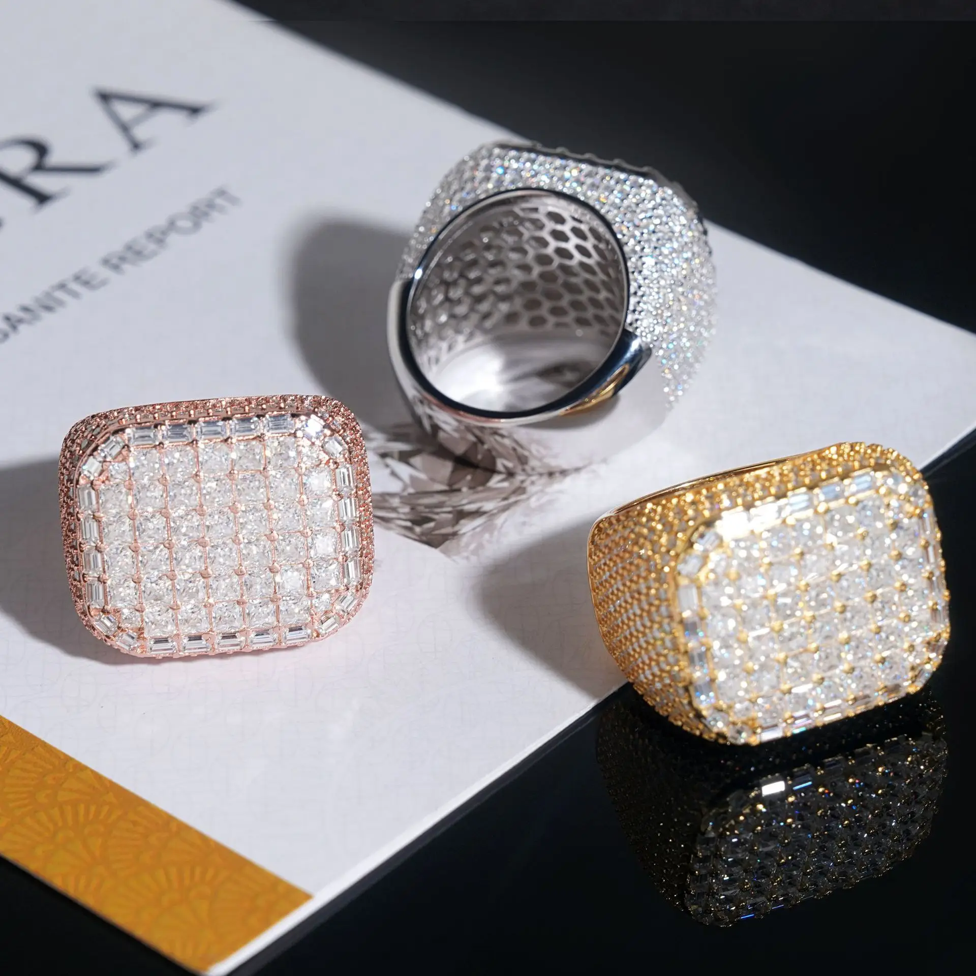 S925 Серебряное кольцо с муассанитом в форме принцессы, сверкающее квадратное ювелирное изделие с драгоценными камнями, подарок
S925 Серебряное кольцо с муассанитом в форме принцессы, сверкающее квадратное ювелирное изделие с драгоценными камнями, подарок