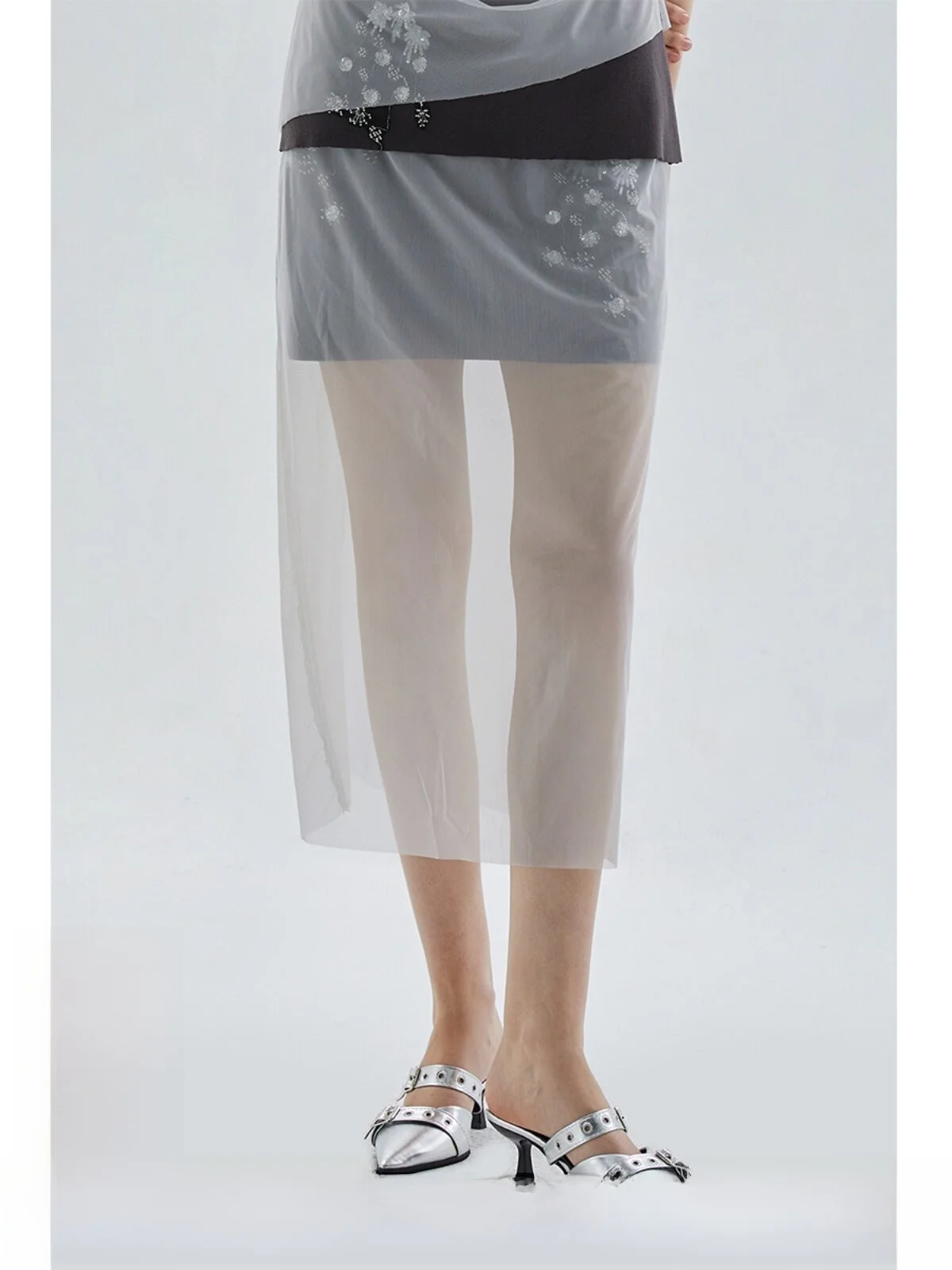 Fashionable Beaded Artwork Halter Skirt with Cover up Summer Season Straight Cut Midi Skirt for Women in Their Late Twenties
Fashionable Beaded Artwork Halter Skirt with Cover up Summer Season Straight Cut Midi Skirt for Women in Their Late Twenties