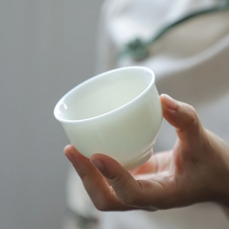Dehua Jade Clay Ceramic Tea Cup Elegant White Porcelain Gongfu Tea Cup for Brewing Tea Perfect Individual Large Belly Cup
Dehua Jade Clay Ceramic Tea Cup Elegant White Porcelain Gongfu Tea Cup for Brewing Tea Perfect Individual Large Belly Cup