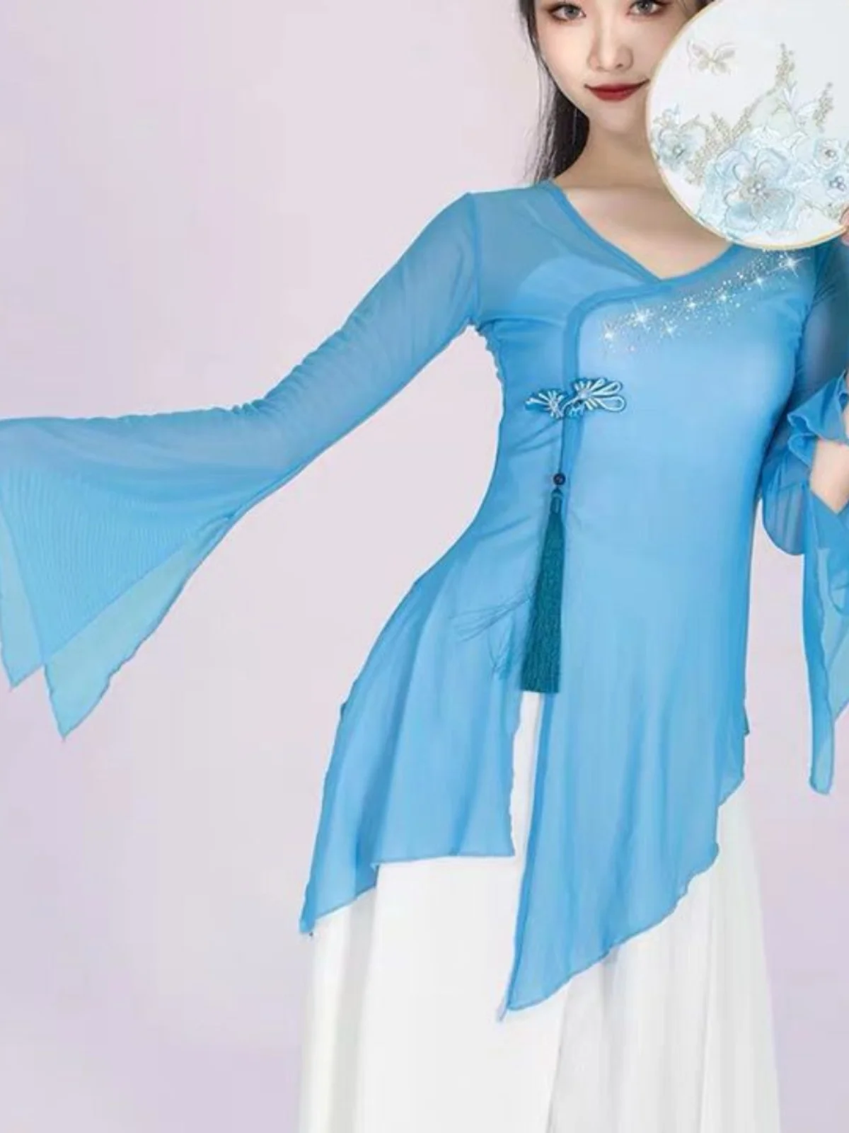 Elegant Traditional Dance Costume Women's Slim Fit Performance Outfit Short Sleeve V-Neck Commute Style Nine Points Sleeve
Elegant Traditional Dance Costume Women's Slim Fit Performance Outfit Short Sleeve V-Neck Commute Style Nine Points Sleeve