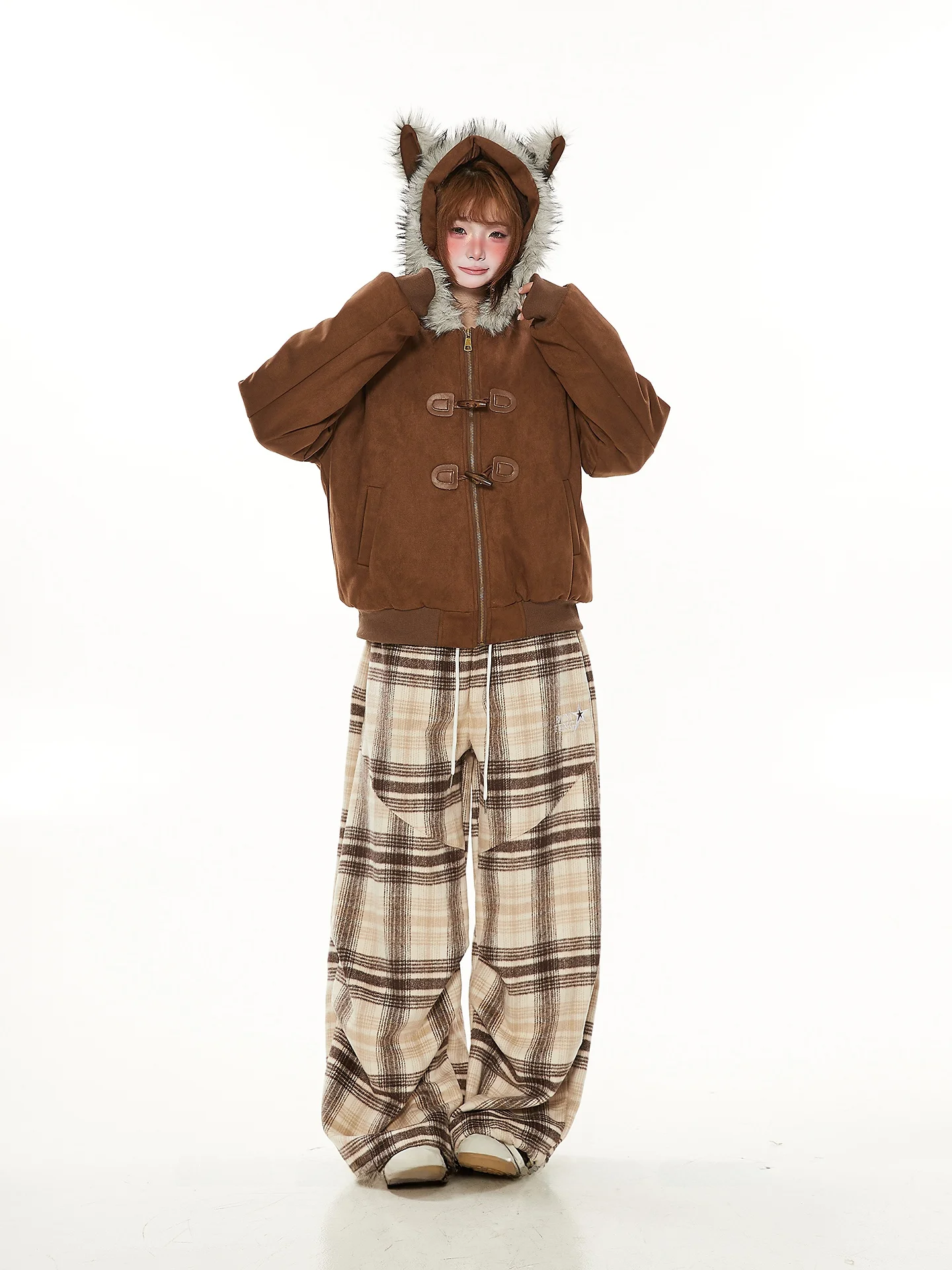 Утепленная хлопковая куртка с капюшоном в американском ретро-стиле для женщин, осенне-зимняя, новая модель, на пуговицах, малого размера.
Утепленная хлопковая куртка с капюшоном в американском ретро-стиле для женщин, осенне-зимняя, новая модель, на пуговицах, малого размера.