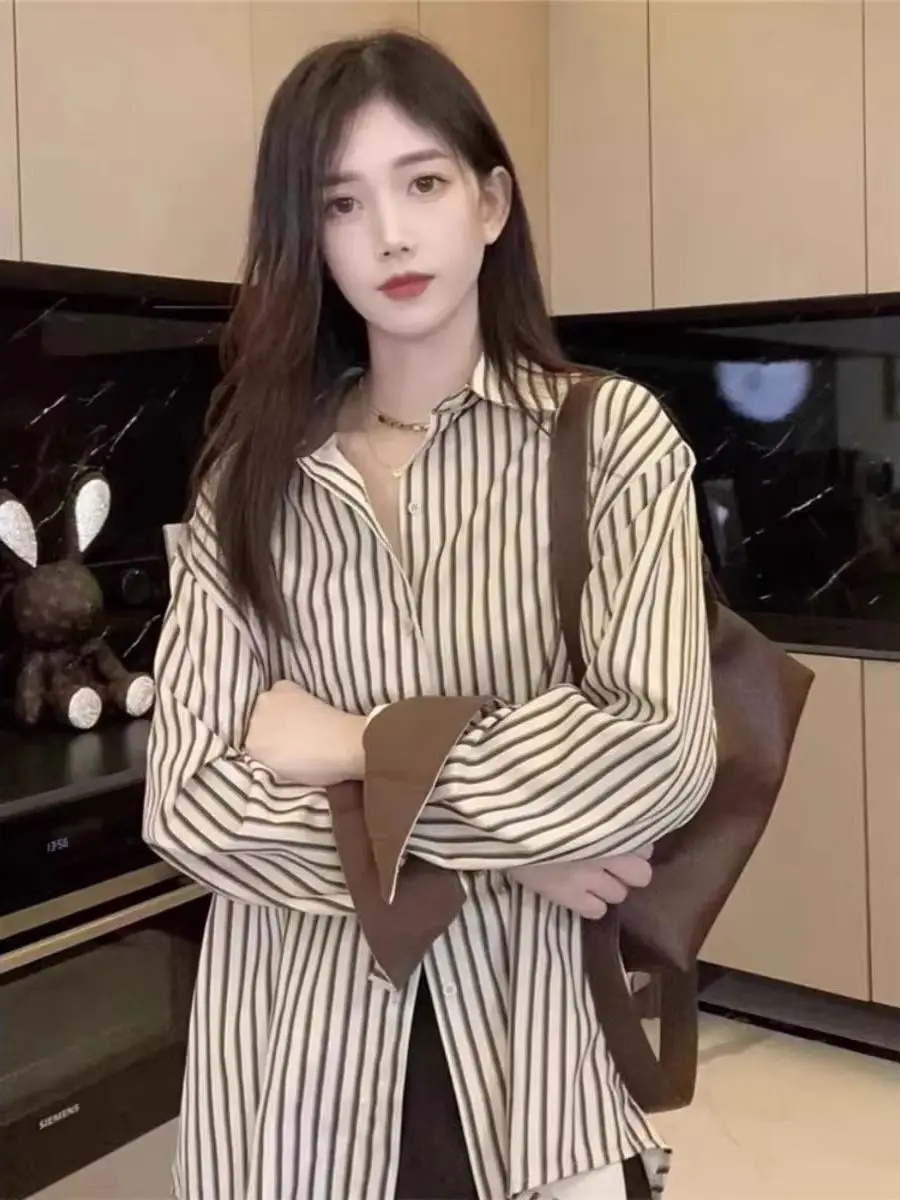 2026 Spring Women's New Patchwork Polo Collar Button Striped Fashion Loose Minimalist Casual Loose Long Sleeved Shirts Trendy
2026 Spring Women's New Patchwork Polo Collar Button Striped Fashion Loose Minimalist Casual Loose Long Sleeved Shirts Trendy