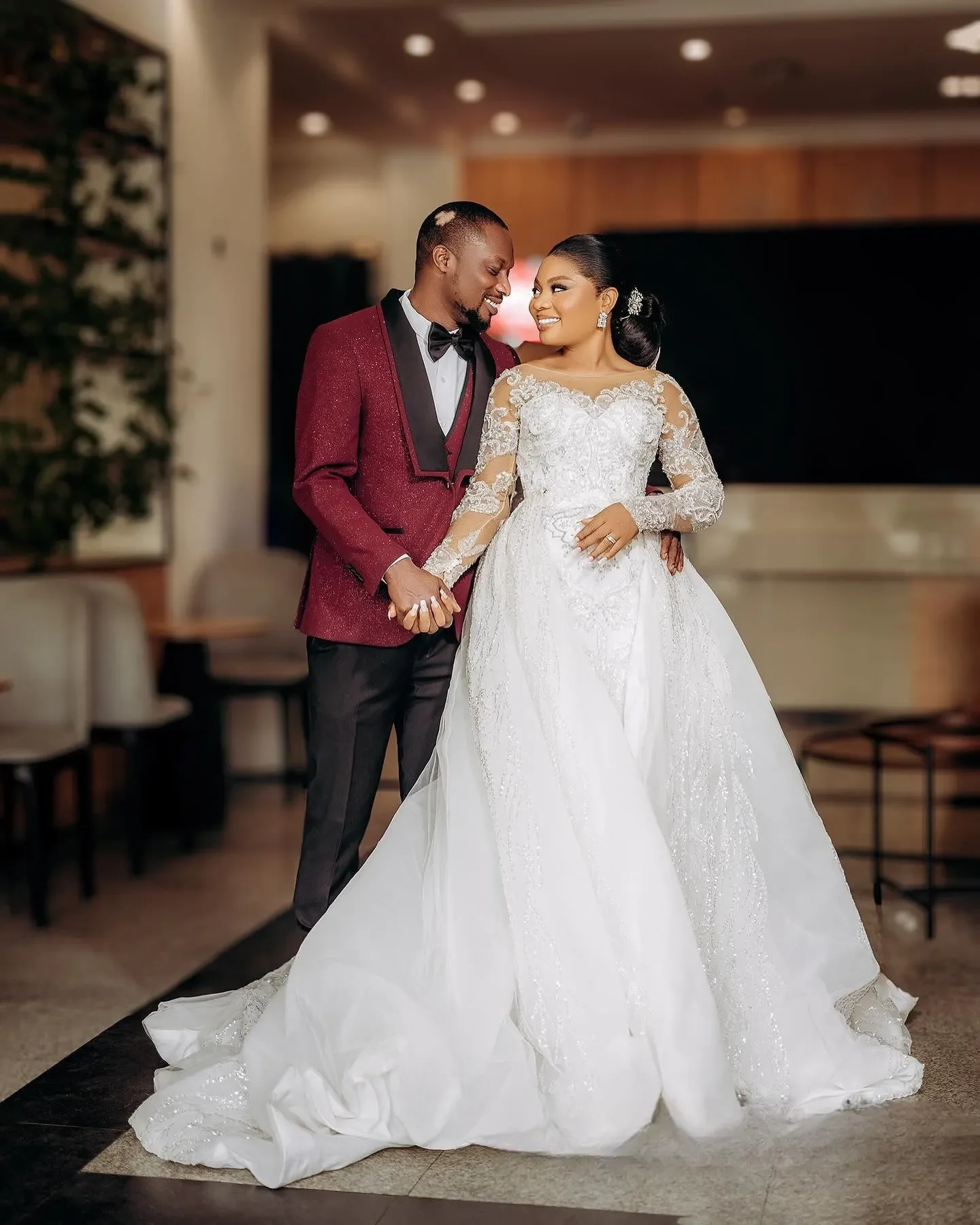 Customized Sheer Neck Sparkly Sequins Beads Luxury Wedding Dress Vestidos Noivas Detachable Train Full Sleeves Bridal Gown
Customized Sheer Neck Sparkly Sequins Beads Luxury Wedding Dress Vestidos Noivas Detachable Train Full Sleeves Bridal Gown