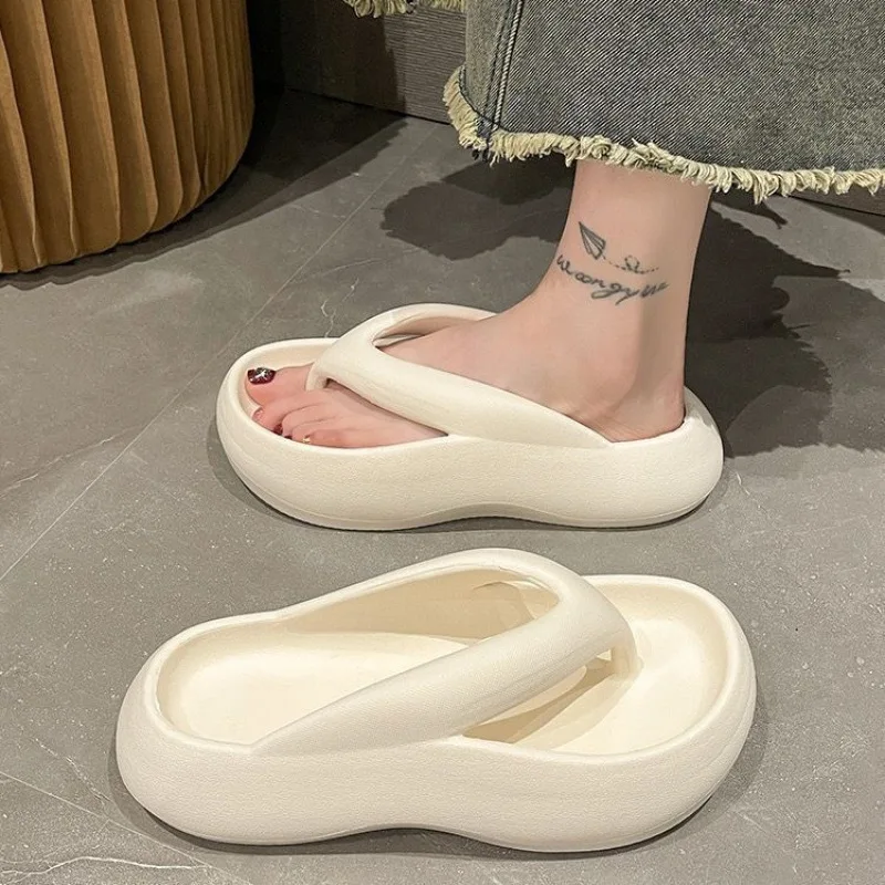 Stepping on shit feeling thick-soled flip-flops women's summer non-slip seaside beach shoes pinch their feet outside
Stepping on shit feeling thick-soled flip-flops women's summer non-slip seaside beach shoes pinch their feet outside