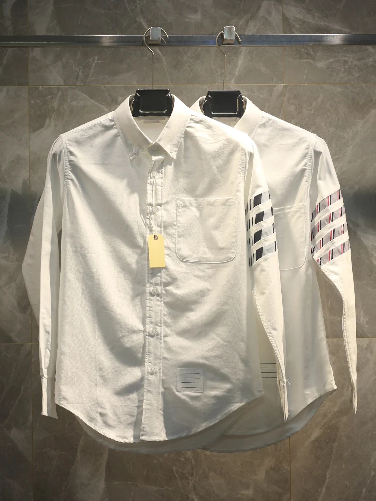 26ss Ox Cloth irt Casual Sle Four Bars ex Long Sve White irt Faionable Urban Youth All Seasons Wear
26ss Ox Cloth irt Casual Sle Four Bars ex Long Sve White irt Faionable Urban Youth All Seasons Wear