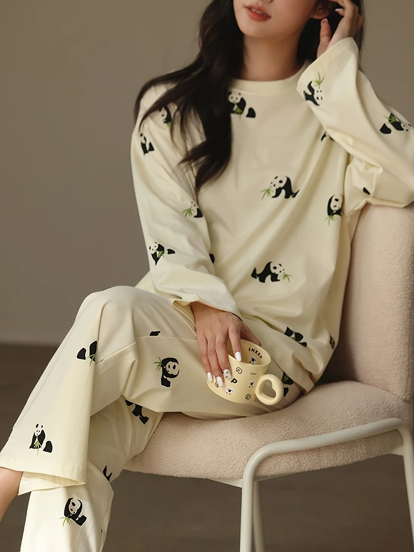 Повседневная женская пижама свободного кроя больших размеров, подходящая для ношения на улице.
Повседневная женская пижама свободного кроя больших размеров, подходящая для ношения на улице.