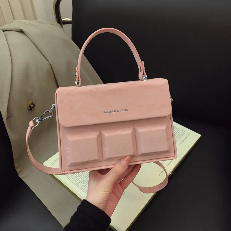 2025 New Designer Box Bag Premium Textured Shoulder Crossbody Purse Minimalist Square Handbag for Women Chic Trendy
2025 New Designer Box Bag Premium Textured Shoulder Crossbody Purse Minimalist Square Handbag for Women Chic Trendy