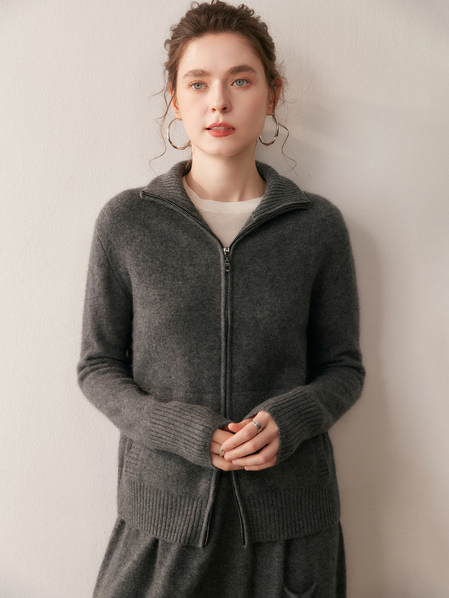 Двухслойный кардиган на молнии с открытым передом, женская свободная вязаная верхняя одежда, роскошный повседневный модный универсальный топ
Двухслойный кардиган на молнии с открытым передом, женская свободная вязаная верхняя одежда, роскошный повседневный модный универсальный топ