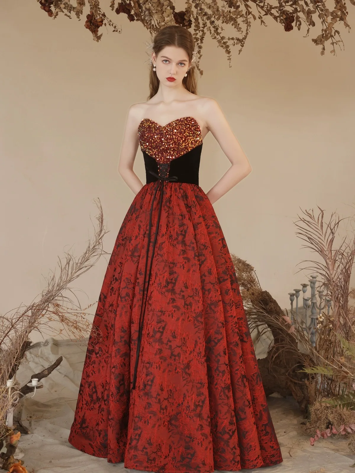 Red Vintage Jacquard Printed Celebrity Dress Black Satin Shiny Sequins Sleeveless Strapless A-line Evening Party Prom Gowns
Red Vintage Jacquard Printed Celebrity Dress Black Satin Shiny Sequins Sleeveless Strapless A-line Evening Party Prom Gowns