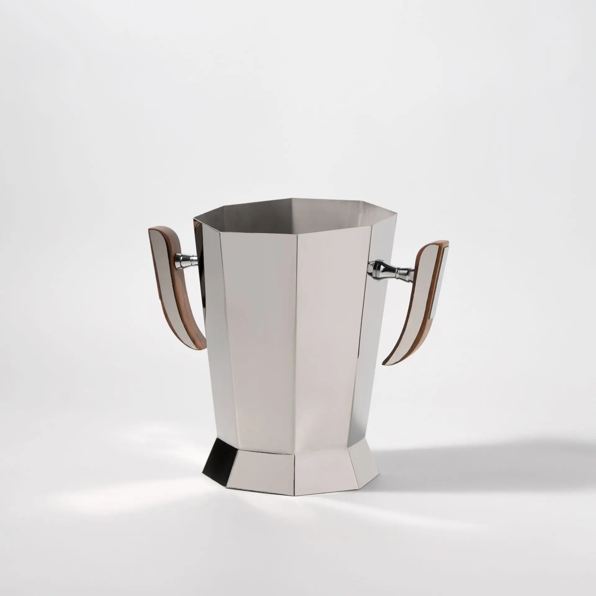 DSA Modern Light Luxury Stainless Steel Ice Bucket Champagne Bucket Ornament Retro Model Room Restaurant Wine Bar Tableware Tray
DSA Modern Light Luxury Stainless Steel Ice Bucket Champagne Bucket Ornament Retro Model Room Restaurant Wine Bar Tableware Tray