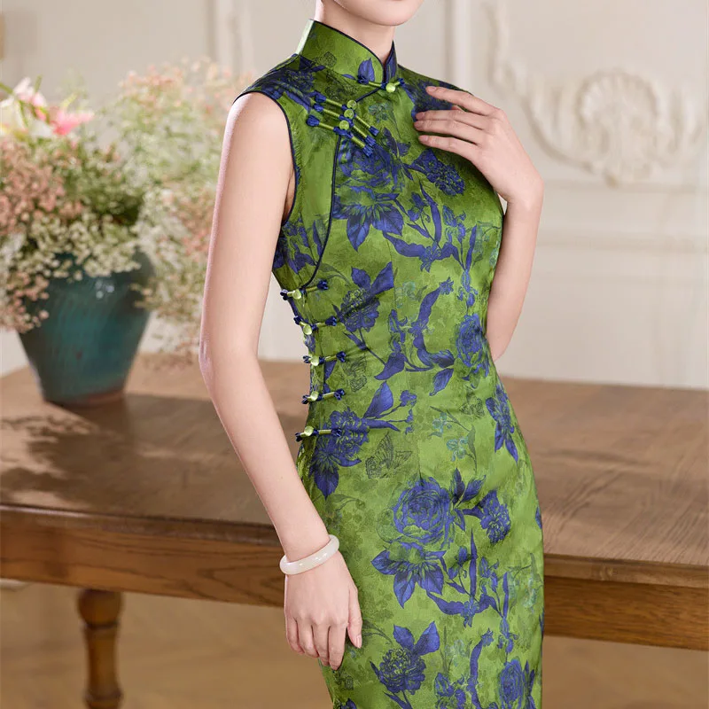 Vintage New Chinese Style Dress Sleeveless Vintage Mandarin Collar Green Flower Print Qipao Women Elegant Chesongams Vestidos
Vintage New Chinese Style Dress Sleeveless Vintage Mandarin Collar Green Flower Print Qipao Women Elegant Chesongams Vestidos