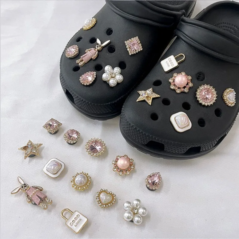 Подвеска для обуви Crocs DIY Премиум Металлический мультяшный кролик с бриллиантами и жемчугом, украшение для обуви, пряжка для крокодилов, подвески с отверстиями, аксессуары для обуви
Подвеска для обуви Crocs DIY Премиум Металлический мультяшный кролик с бриллиантами и жемчугом, украшение для обуви, пряжка для крокодилов, подвески с отверстиями, аксессуары для обуви