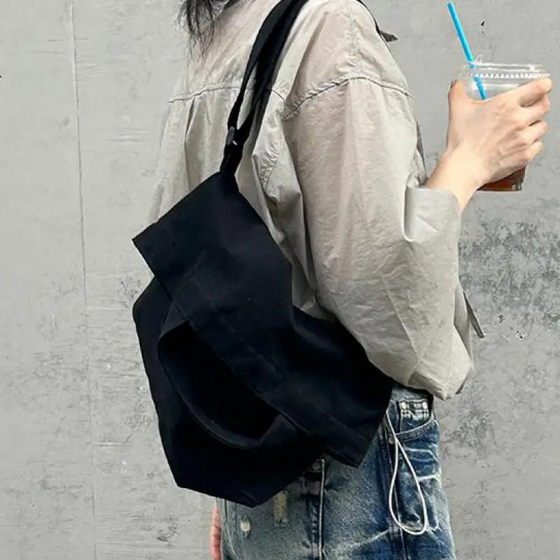 New Fashion Motorcycle Style Multi Bag Design Canvas Women Bag Simple And Versatile Commuting Single Shoulder Diagonal Cross Bag
New Fashion Motorcycle Style Multi Bag Design Canvas Women Bag Simple And Versatile Commuting Single Shoulder Diagonal Cross Bag