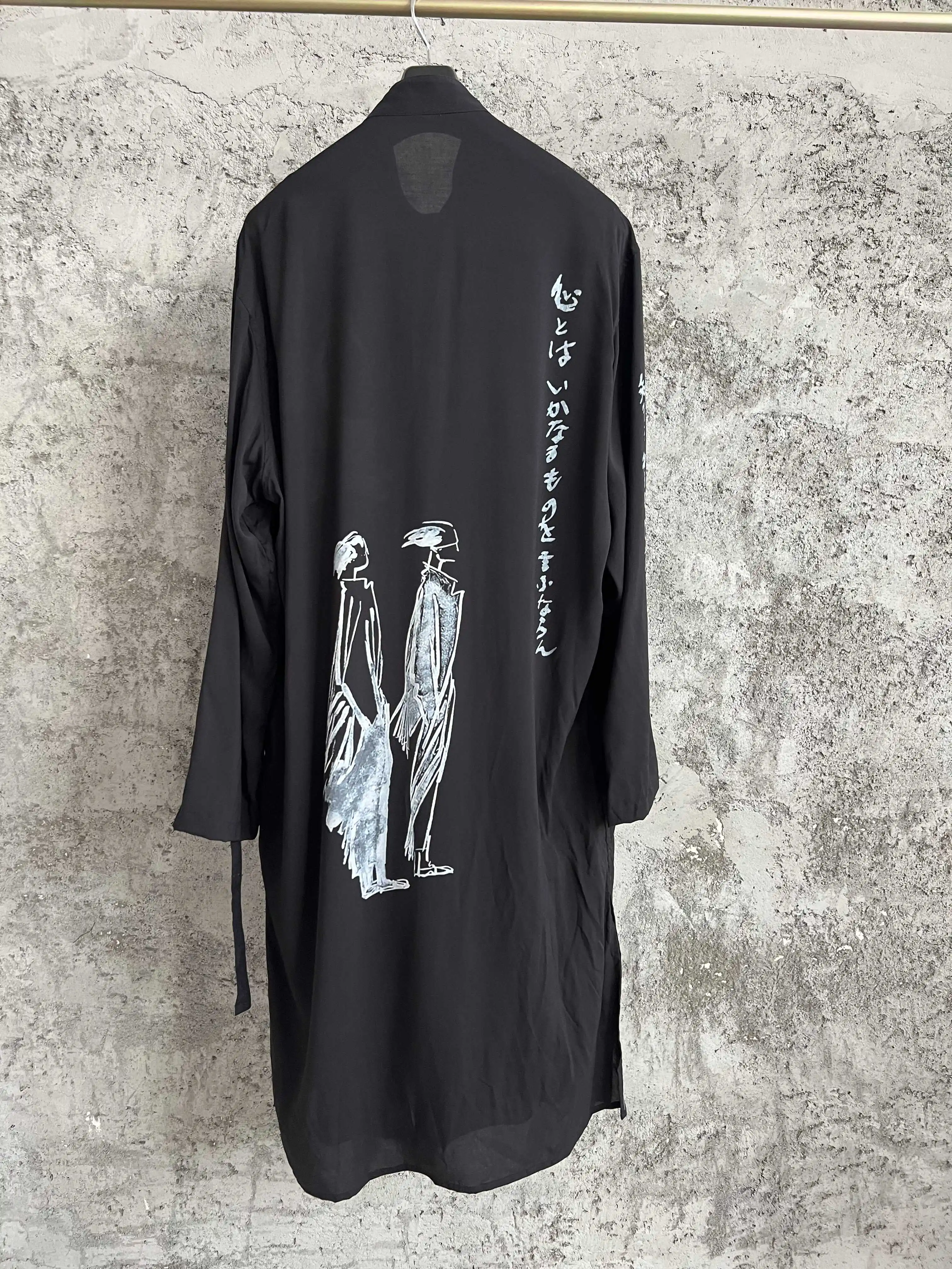 Оригинальный дизайн в японском стиле, темная свободная рубашка с длинными рукавами и принтом
Оригинальный дизайн в японском стиле, темная свободная рубашка с длинными рукавами и принтом