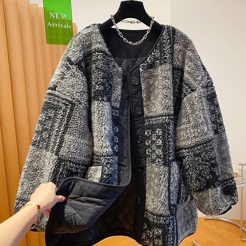 Autumn and Winter New Women's Lamb Wool Cotton Jacket Loose Round Neck Splicing Oversized Jacket
Autumn and Winter New Women's Lamb Wool Cotton Jacket Loose Round Neck Splicing Oversized Jacket