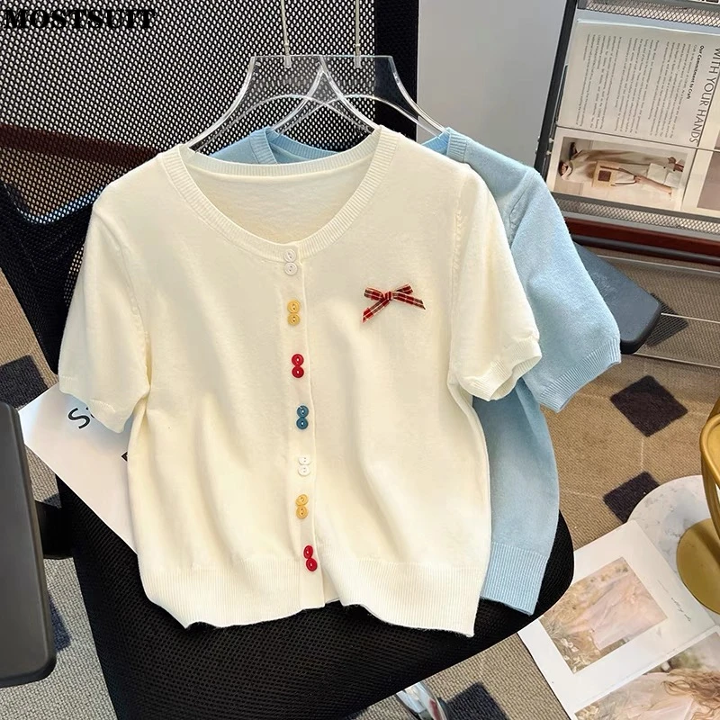 2025 Summer Women Sweater Cardigan Bowtie Colorful Buttons Short Sleeve Knitwear Tops Elegant Fashion Chic Ladies Jumpers
2025 Summer Women Sweater Cardigan Bowtie Colorful Buttons Short Sleeve Knitwear Tops Elegant Fashion Chic Ladies Jumpers