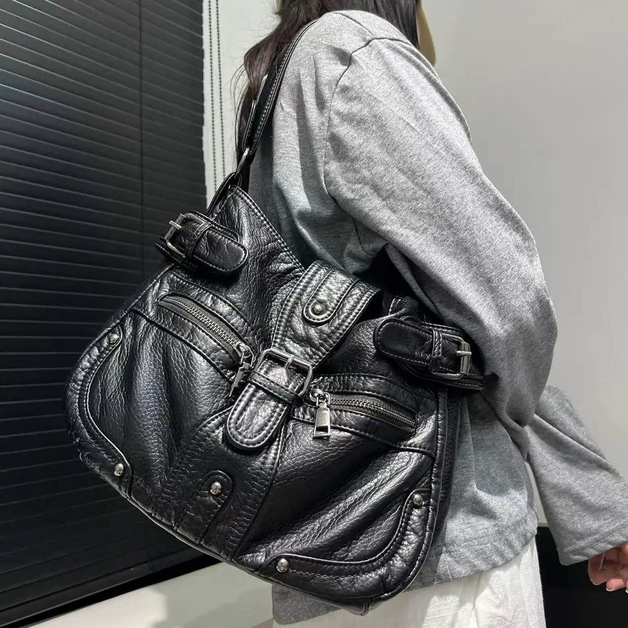 Ladies' fashionable Y2K hot girl washed motorcycle bag, large capacity distressed single shoulder crossbody bag
Ladies' fashionable Y2K hot girl washed motorcycle bag, large capacity distressed single shoulder crossbody bag