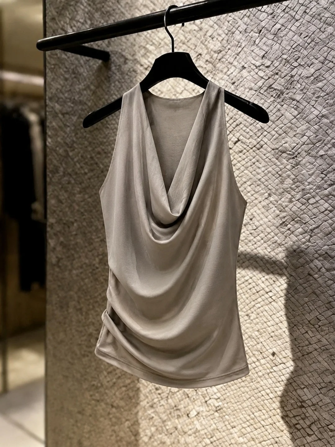 Unique Elegant Simple Style Women's Vest Summer Slimming Commute Versatile Sleeveless Top Korean Version Slim Fit Silk Material
Unique Elegant Simple Style Women's Vest Summer Slimming Commute Versatile Sleeveless Top Korean Version Slim Fit Silk Material