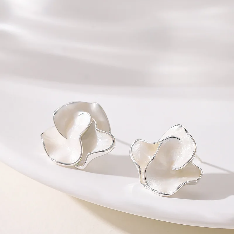 Gentle temperament, fairy style enamel drop glaze three-dimensional petal earrings, light luxury, elegant and high-end earrings
Gentle temperament, fairy style enamel drop glaze three-dimensional petal earrings, light luxury, elegant and high-end earrings