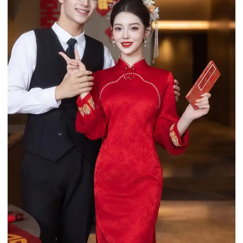 Красное приталенное ципао для свадьбы и помолвки, новая китайская версия, зимняя модель, с длинными рукавами, в пол
Красное приталенное ципао для свадьбы и помолвки, новая китайская версия, зимняя модель, с длинными рукавами, в пол