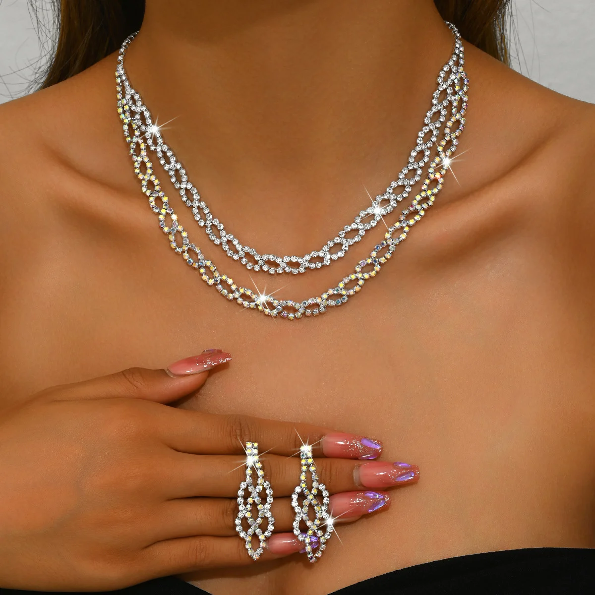 New luxury-style zirconia hollow square necklace and earrings set, featuring a fashionable double-layer geometric collar chain.
New luxury-style zirconia hollow square necklace and earrings set, featuring a fashionable double-layer geometric collar chain.